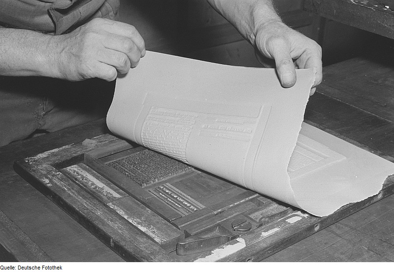 Paper maché flong on a type form. “Herstellen einer Mater (Stereotypie).” Roger and Renata Rossing. Deutsche Fotothek, 1953.